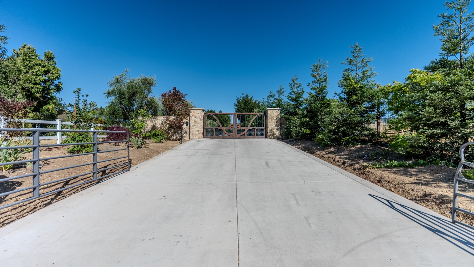 Entrance gate alternative view